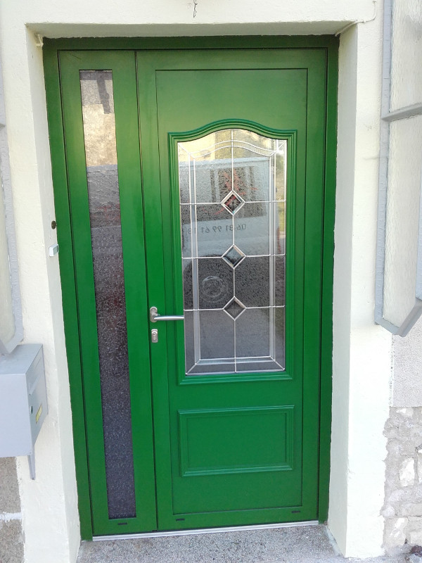 Porte d'entrée verte plus classique
